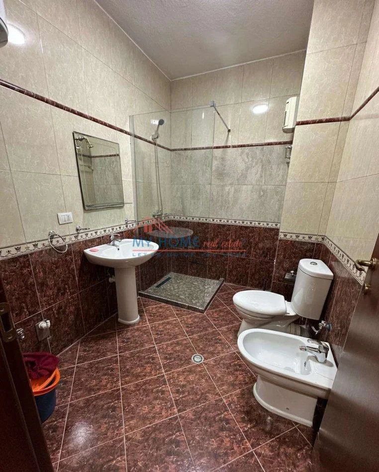 Tirane, jepet me qera zyre Kati 4, 118 m² 650 € (Komuna e Parisit)