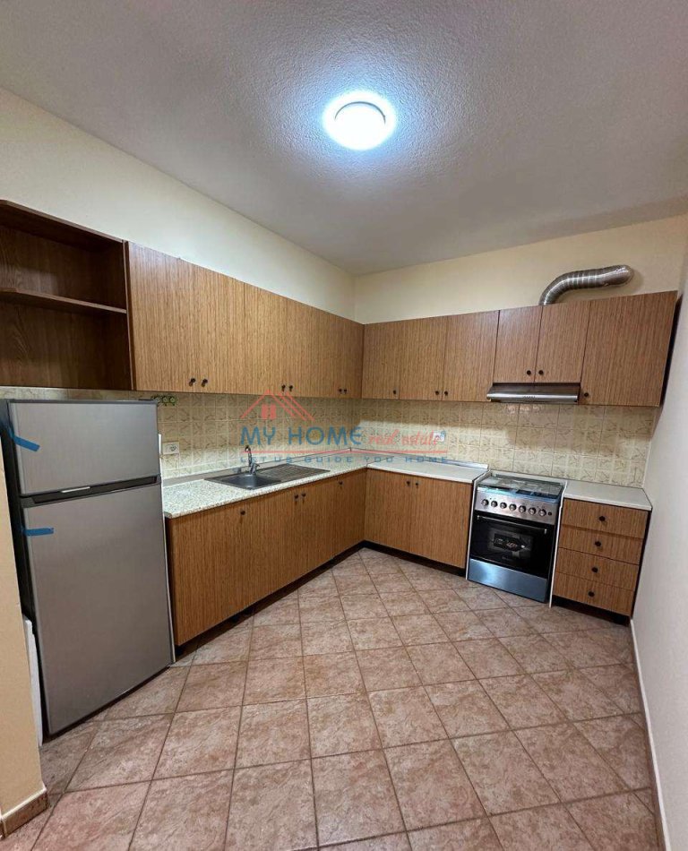 Tirane, jepet me qera zyre Kati 4, 118 m² 650 € (Komuna e Parisit)