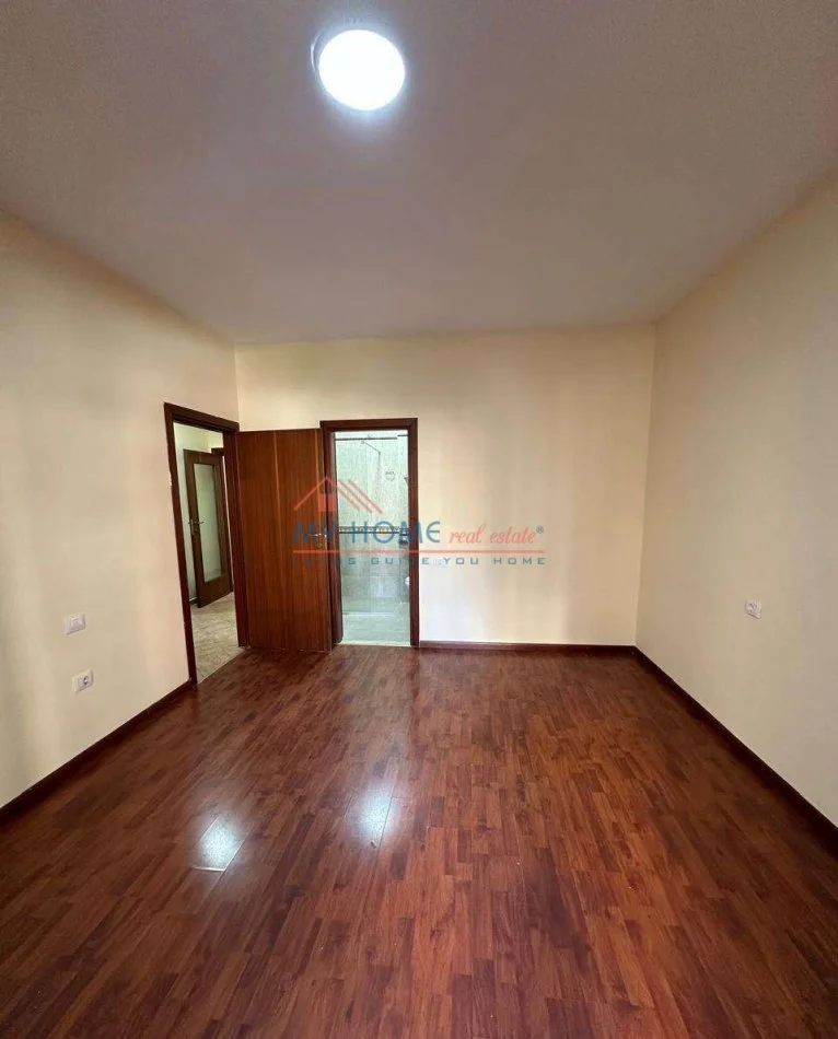 Tirane, jepet me qera zyre Kati 4, 118 m² 650 € (Komuna e Parisit)