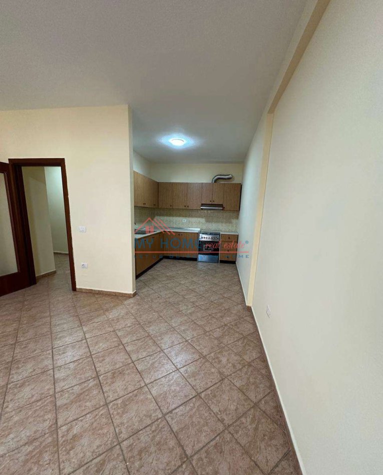 Tirane, jepet me qera zyre Kati 4, 118 m² 650 € (Komuna e Parisit)