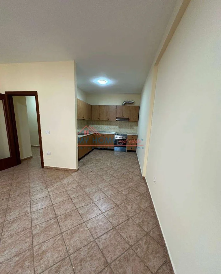 Tirane, jepet me qera zyre Kati 4, 118 m² 650 € (Komuna e Parisit)