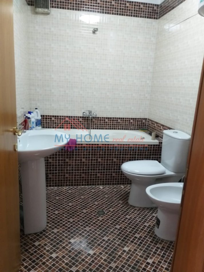 Tirane, jepet me qera zyre Kati 6, 106 m² 800 € (Zogu i Zi)