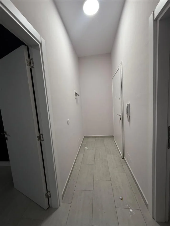 Tirane, jepet me qera apartament 1+1 Kati 2, 75 m² 500 € (PRANE SQUARE 21)