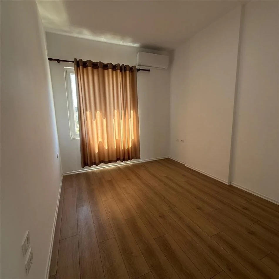 Tirane, jepet me qera zyre Kati 4, 97 m² 650 € (SQUARE21)