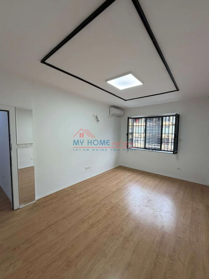 Tirane, jepet me qera zyre Kati 2, 50 m² 730 € (Rruga e Durresit)