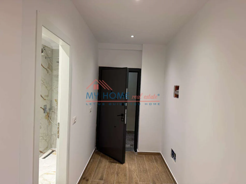 Tirane, jepet me qera zyre Kati 2, 60 m² 800 € (Rruga Asim Vokshi)