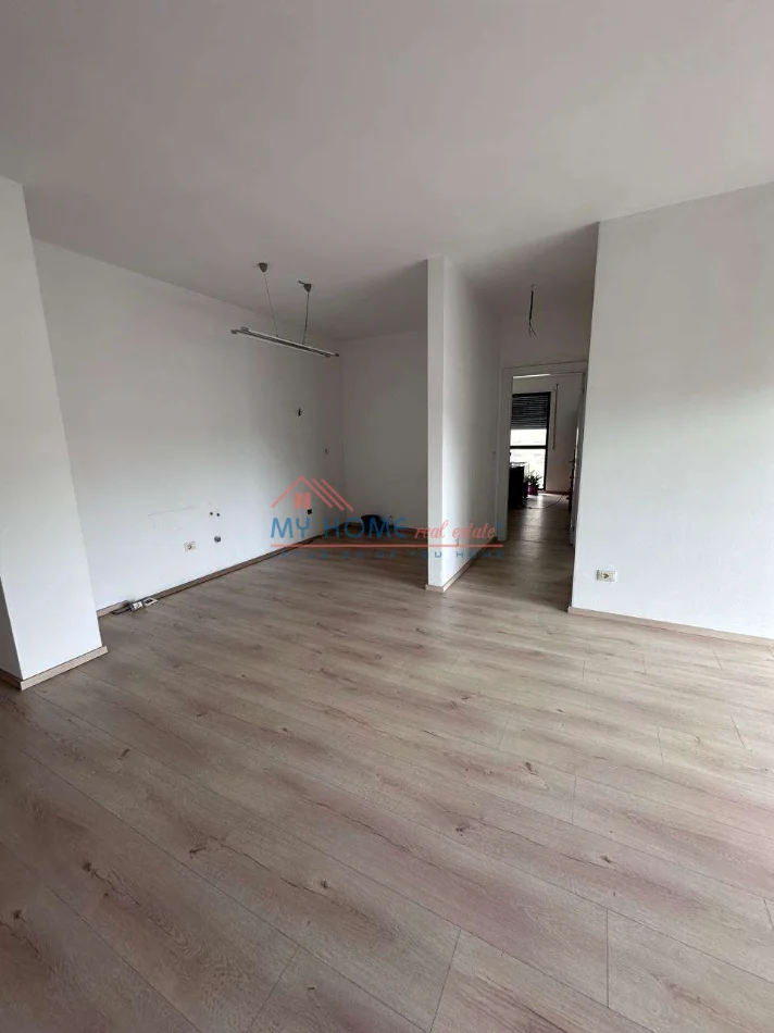 Tirane, jepet me qera zyre Kati 6, 92 m² 770 € (Rruga Asim Vokshi, Kompleksi Panorama)