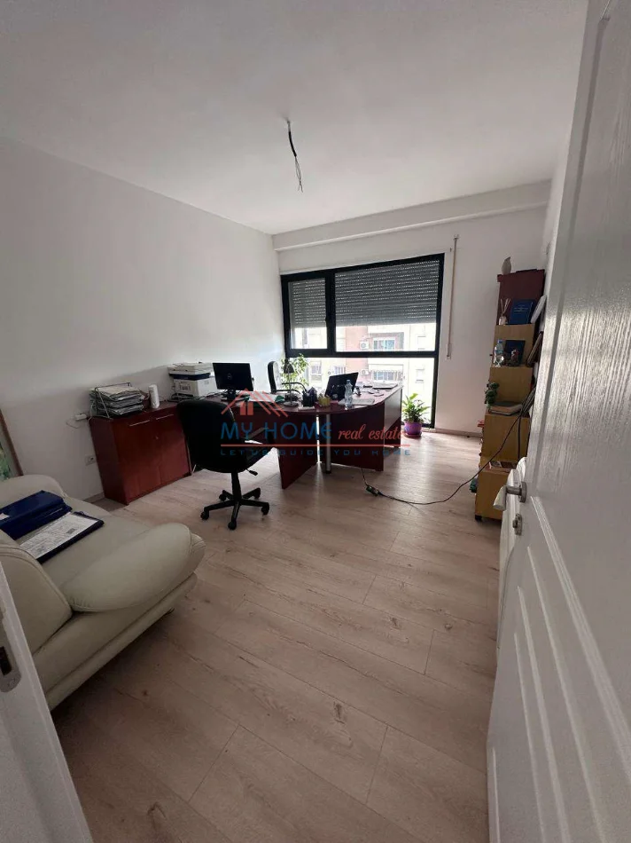 Tirane, jepet me qera zyre Kati 6, 92 m² 770 € (Rruga Asim Vokshi, Kompleksi Panorama)