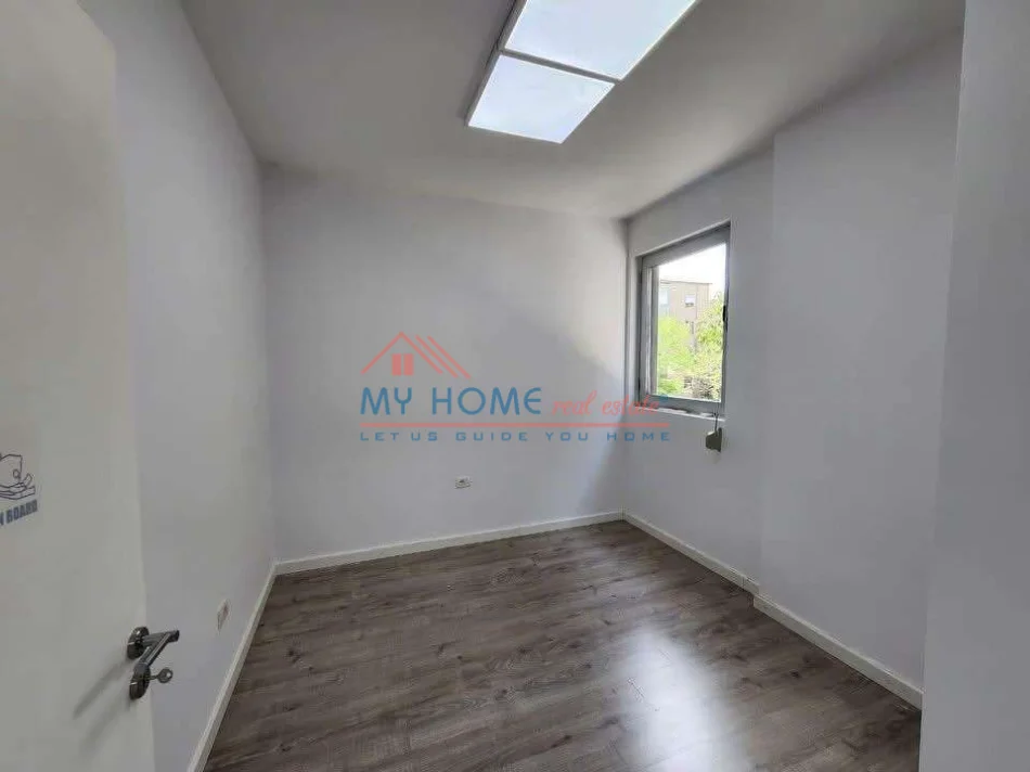 Tirane, jepet me qera zyre Kati 1, 93 m² 700 € (Stadiumi Dinamo)