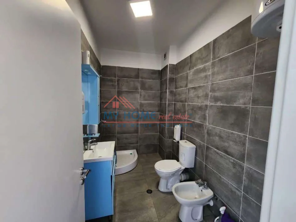 Tirane, jepet me qera zyre Kati 1, 93 m² 700 € (Stadiumi Dinamo)