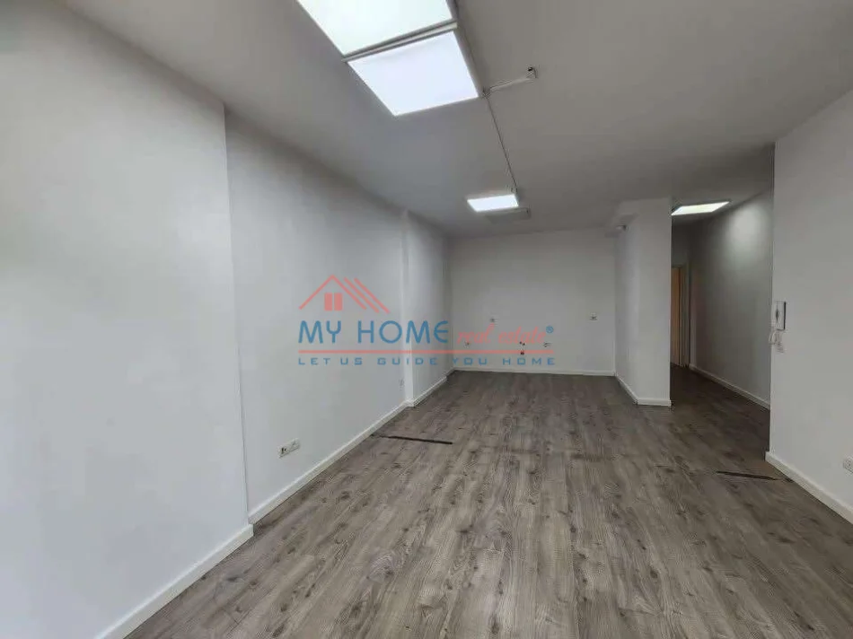 Tirane, jepet me qera zyre Kati 1, 93 m² 700 € (Stadiumi Dinamo)