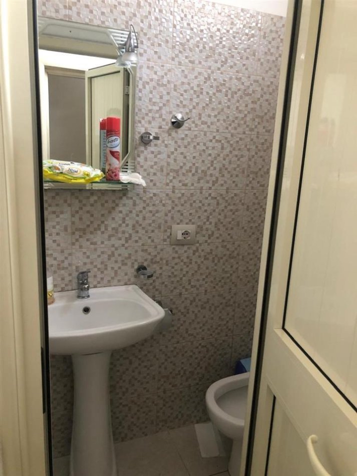 Tirane, jepet me qera zyre Kati 2, 52 m² 200 € (Hoxha Tahsin)