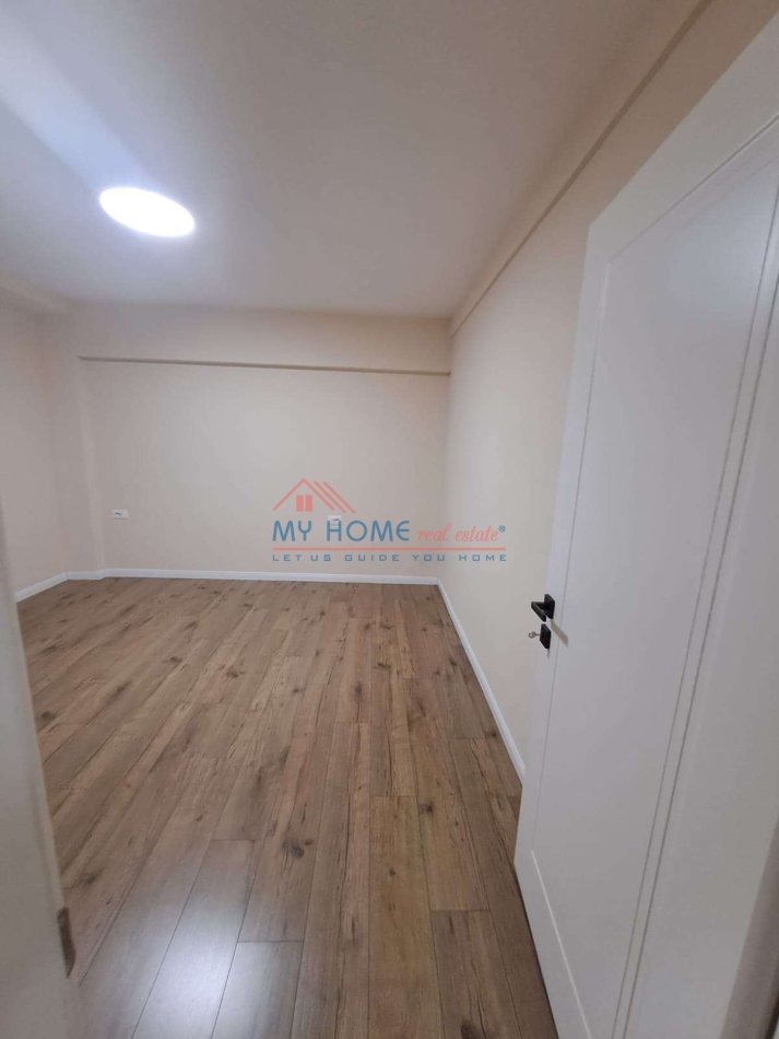 Tirane, jepet me qera zyre Kati 2, 80 m² 900 € (9 Kateshet)