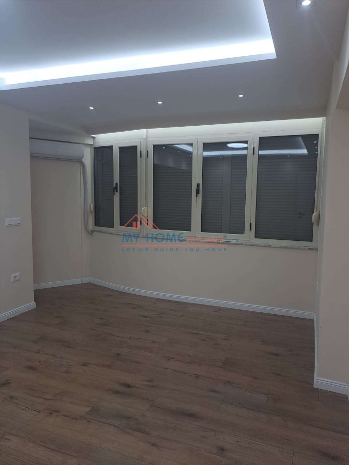 Tirane, jepet me qera zyre Kati 2, 80 m² 900 € (9 Kateshet)