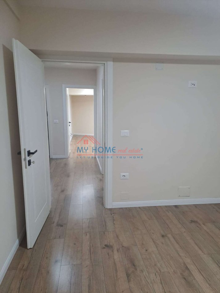 Tirane, jepet me qera zyre Kati 2, 80 m² 900 € (9 Kateshet)