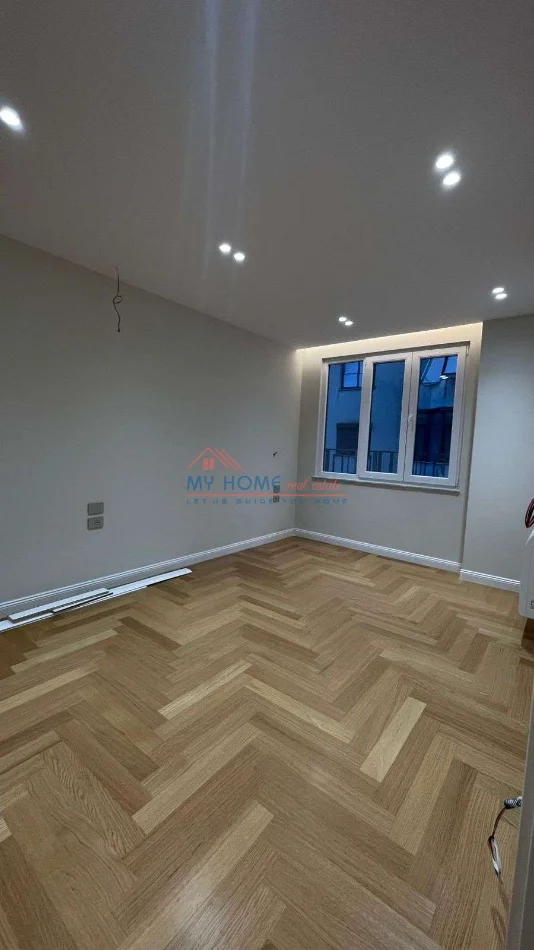 Tirane, jepet me qera ambjent biznesi Kati 10, 143 m² 1.500 € (Ish Ekspozita)
