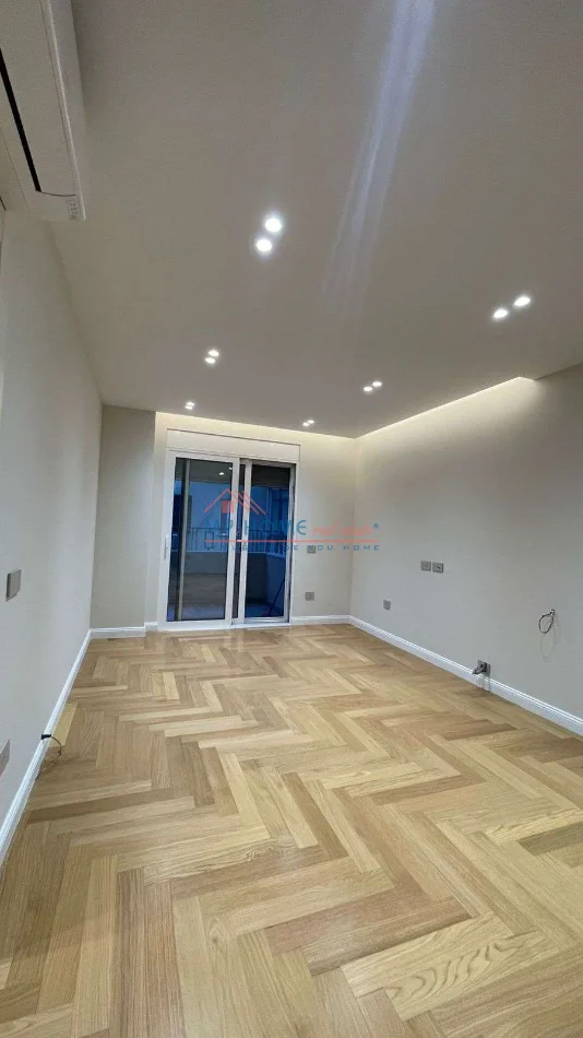 Tirane, jepet me qera ambjent biznesi Kati 10, 143 m² 1.500 € (Ish Ekspozita)