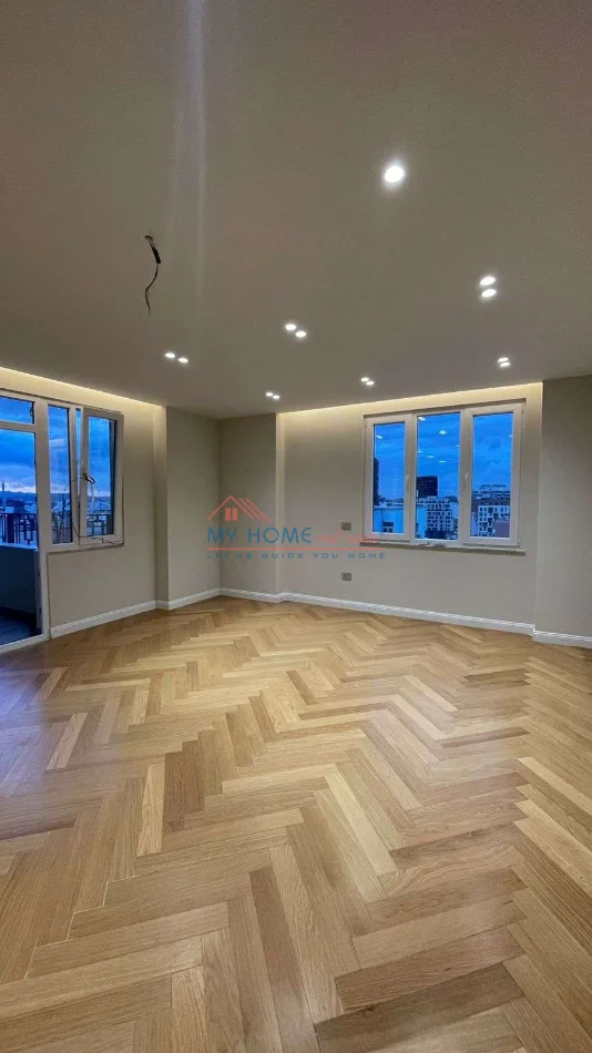 Tirane, jepet me qera ambjent biznesi Kati 10, 143 m² 1.500 € (Ish Ekspozita)