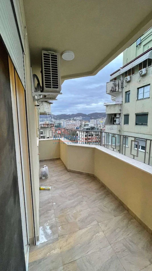 Tirane, jepet me qera ambjent biznesi Kati 10, 143 m² 1.500 € (Ish Ekspozita)