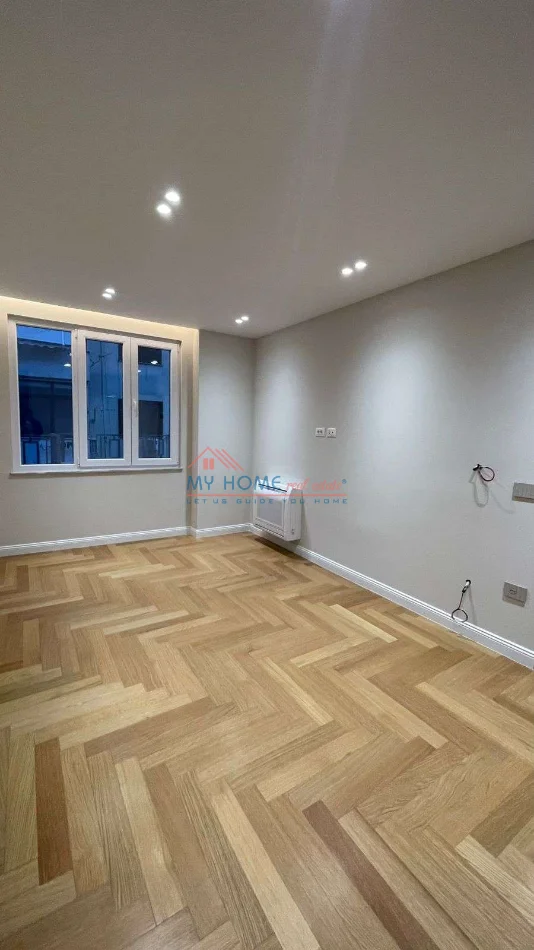 Tirane, jepet me qera ambjent biznesi Kati 10, 143 m² 1.500 € (Ish Ekspozita)
