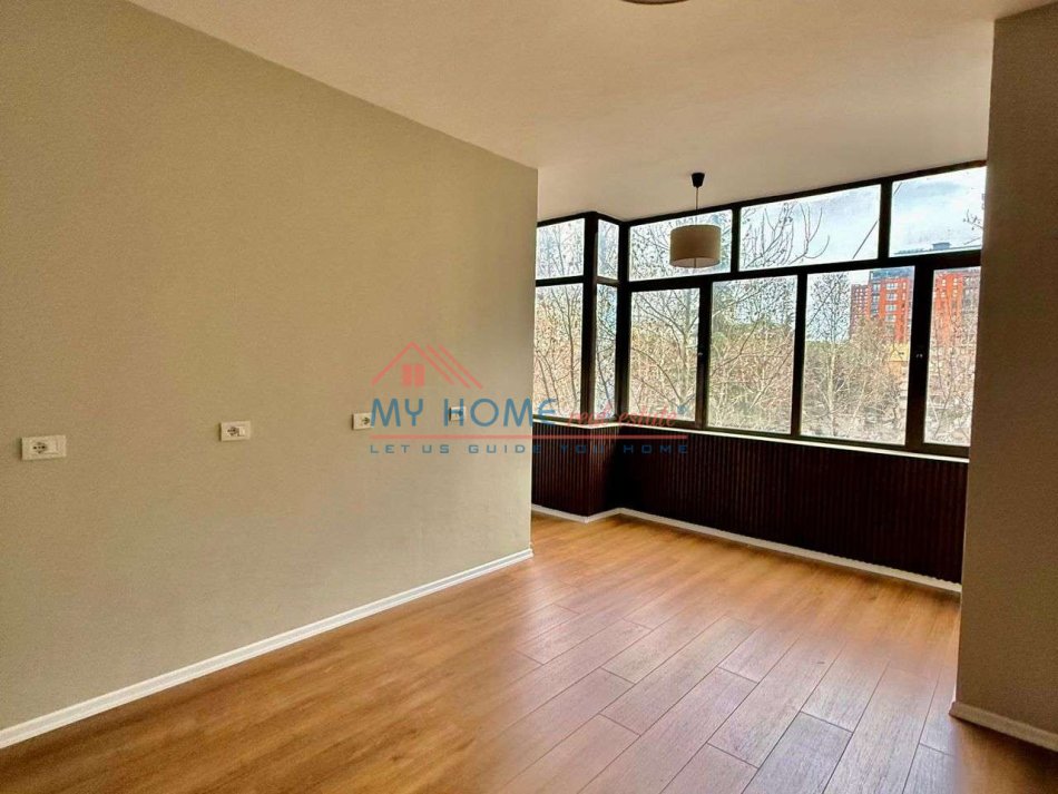 Tirane, jepet me qera zyre Kati 3, 65 m² 700 € 