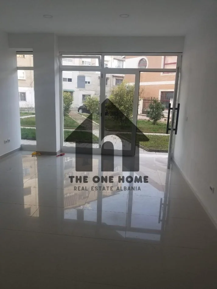 Tirane, jepet me qera dyqan Kati 0, 50 m² 550 € (Rr Barrikadave)