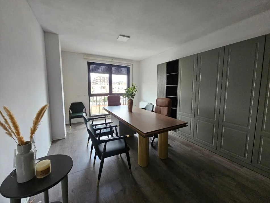 Tirane, jepet me qera ambjent biznesi Kati 3, 60 m² 1.000 € (Parku Olimpik)