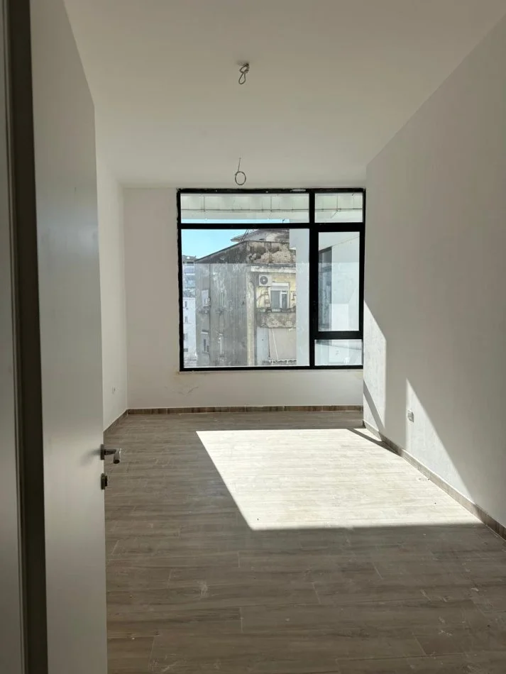Tirane, jepet me qera zyre Kati 2, 36 m² 650 € (QENDER)