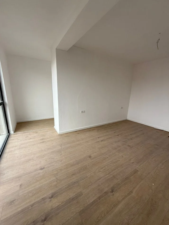 Tirane, jepet me qera zyre Kati 2, 152 m² 1.500 € (MINE PEZA REZIDENC)