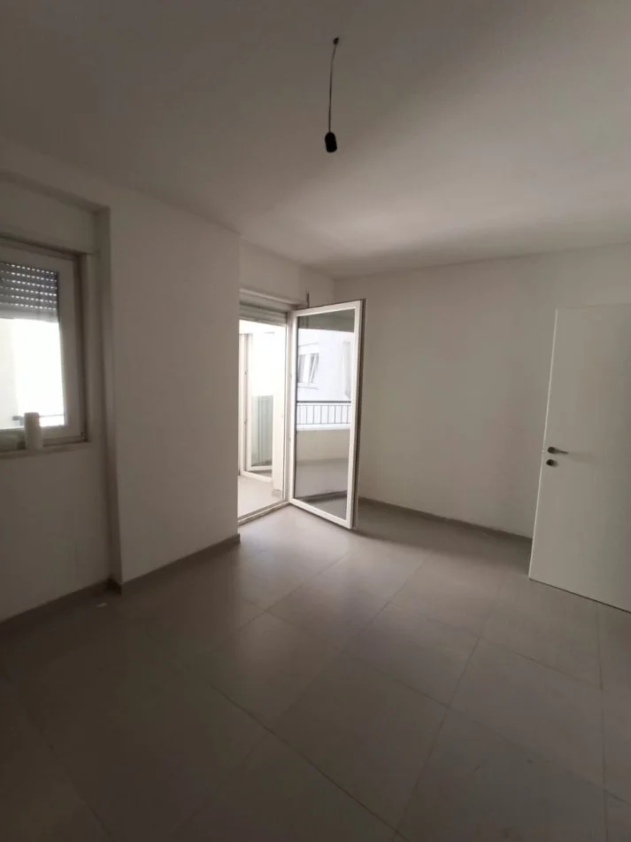 Tirane, jepet me qera zyre Kati 6, 90 m² 700 € (QENDER)