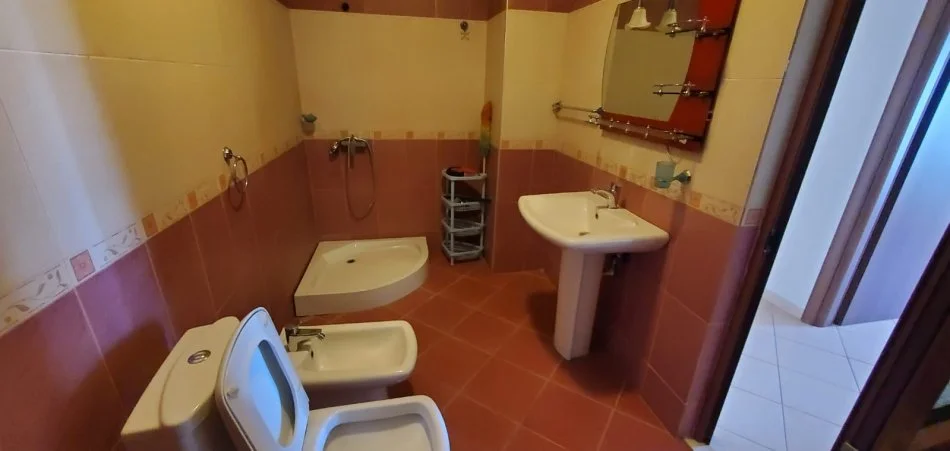 Tirane, jepet me qera apartament 1+1 , 110 m² (ASTIR)