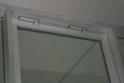 Tirane, - mekanizem per hapjen e dritareve ne lartesi deri ne 4 meter