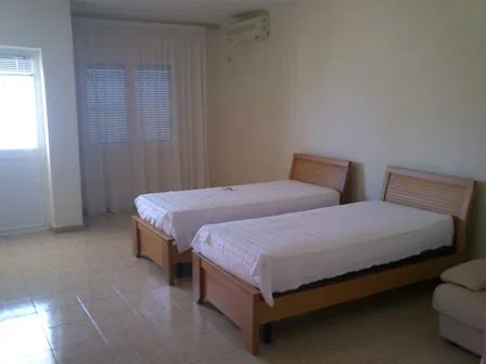 Sarande, jap me qera garsonier