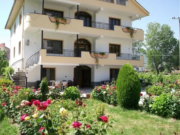 Pogradec, jap me qera Vile 150 m²  (zona e vilave)