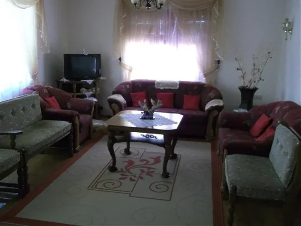 Pogradec, jap me qera Vile 150 m²  (zona e vilave)