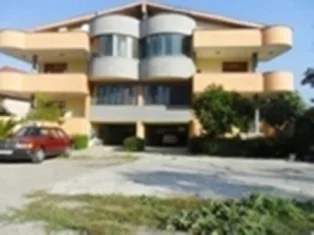 Tirane, jap me qera ambjent biznesi 500m2 ndertesa+ oborr 1000 m2,2500 Euro