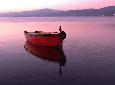 Relaks ne Liqenin e  Pogradecit ,japim me qera apartament  per pushime (Qender: Me Pamje nga Liqeni 10 M larg )
