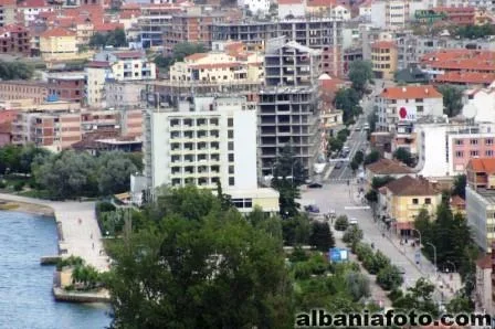 Relaks ne Liqenin e  Pogradecit ,japim me qera apartament  per pushime (Qender: Me Pamje nga Liqeni 10 M larg )