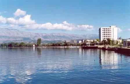 Relaks ne Liqenin e  Pogradecit ,japim me qera apartament  per pushime (Qender: Me Pamje nga Liqeni 10 M larg )