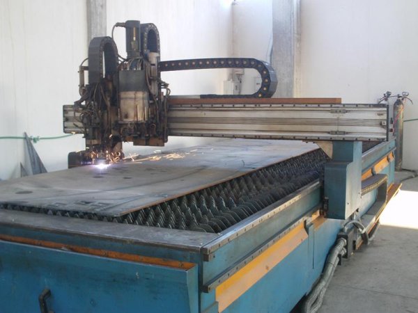 Tirane, - Konstruksione Metalike