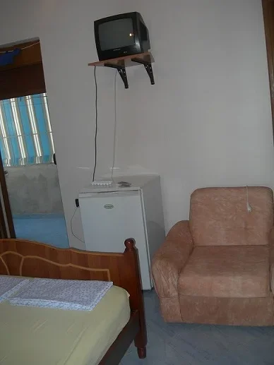 Vlore, jap me qera apartament 200 m² 15 Euro (Uji i ftohte)