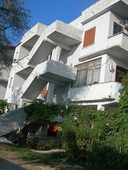 Vlore, jap me qera apartament 200 m² 15 Euro (Uji i ftohte)