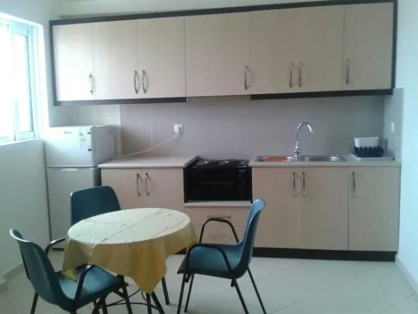 Sarande, jap me qera apartament ne plazh 1+1+A  (Rruga e 5)