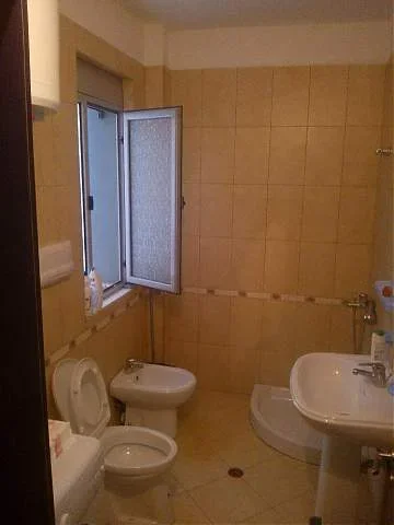 Vlore, jap me qera apartament 2+1+BLK Kati 5, 92 m² 2.000 Leke/nata (prane shkolles se Marines)