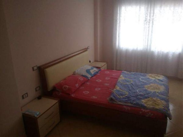 Vlore, jap me qera apartament 2+1+BLK Kati 5, 92 m² 2.000 Leke/nata (prane shkolles se Marines)