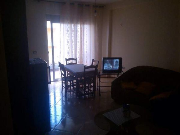 Vlore, jap me qera apartament 2+1+BLK Kati 5, 92 m² 2.000 Leke/nata (prane shkolles se Marines)