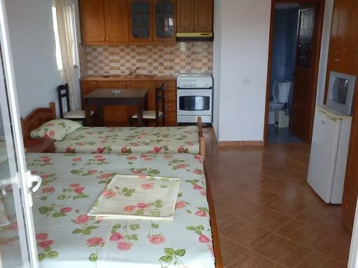 Dhoma-Plazhi dhe Garsoniere-Ne Ksamil-Sarande-Rooms to Let