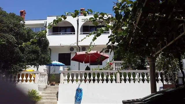 Ulqin, jap me qera apartament 8 Euro (Ymer prizreni (tek rethi))