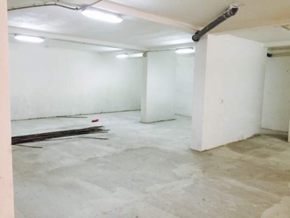 Shitet ose jepet me qera  ambjent biznesi Kati -1, 240 m²  te Gjimnazi Cajupi, rruga Kongresi i Manastirit