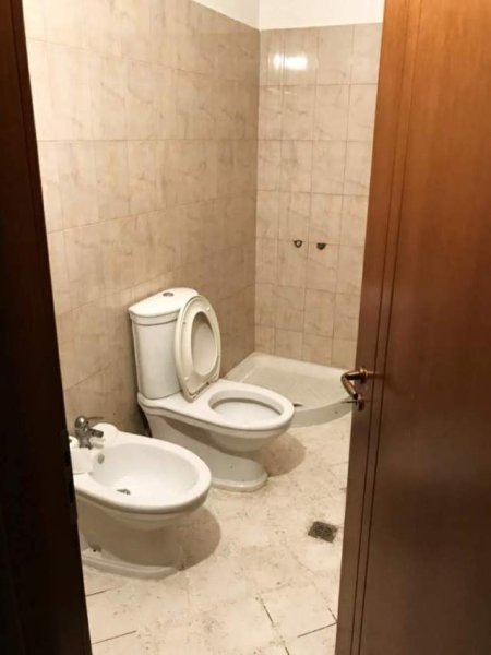 Vlore, jap me qera apartament Kati 8, 120 m² 20 Euro (Bulevardi Ismail Qemali)